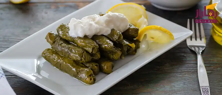 دلمه برگ مو (Dolmades): برگ ‌های مو پر شده با برنج، سبزیجات معطر و گاهی گوشت