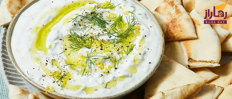 تزاتزیکی (Tzatziki): ماست چکیده مخلوط شده با خیار، سیر و شوید، که معمولا با نان پیتا سرو می ‌شود