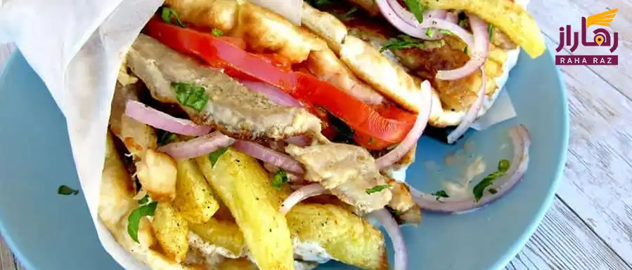 گیروس (Gyros): گوشت (معمولا خوک یا مرغ) که به صورت عمودی پخته شده و به صورت ساندویچ با نان پیتا، تزاتزیکی و پیاز سرو می ‌شود